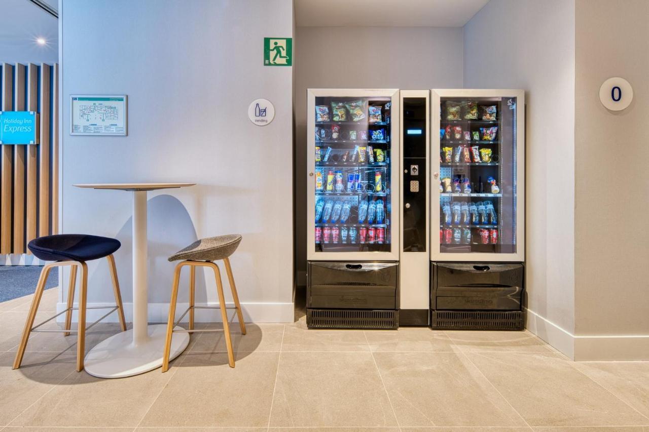 Holiday Inn Express - Madrid - Airport By Ihg Bagian luar foto