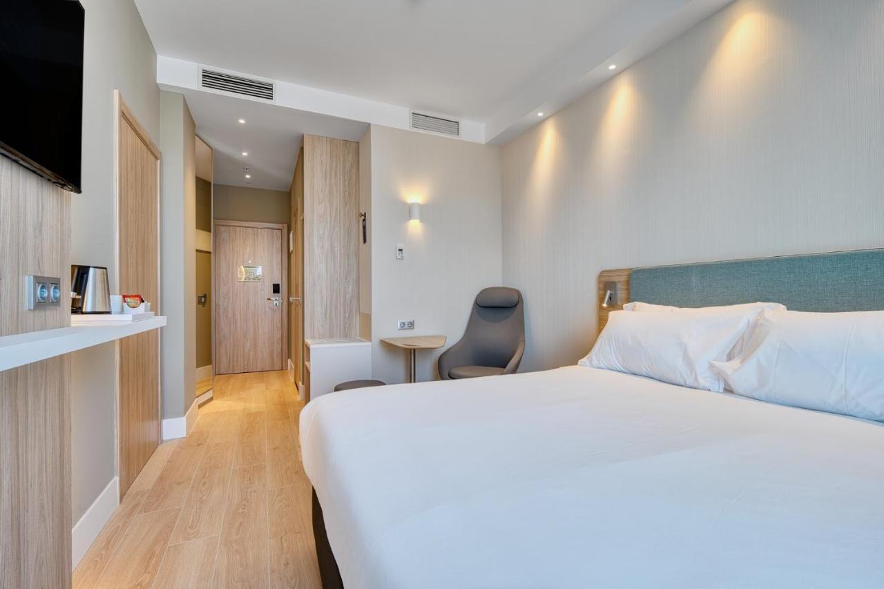 Holiday Inn Express - Madrid - Airport By Ihg Bagian luar foto