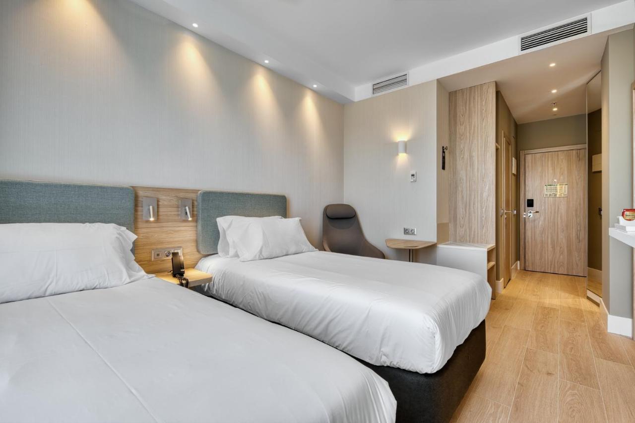 Holiday Inn Express - Madrid - Airport By Ihg Bagian luar foto