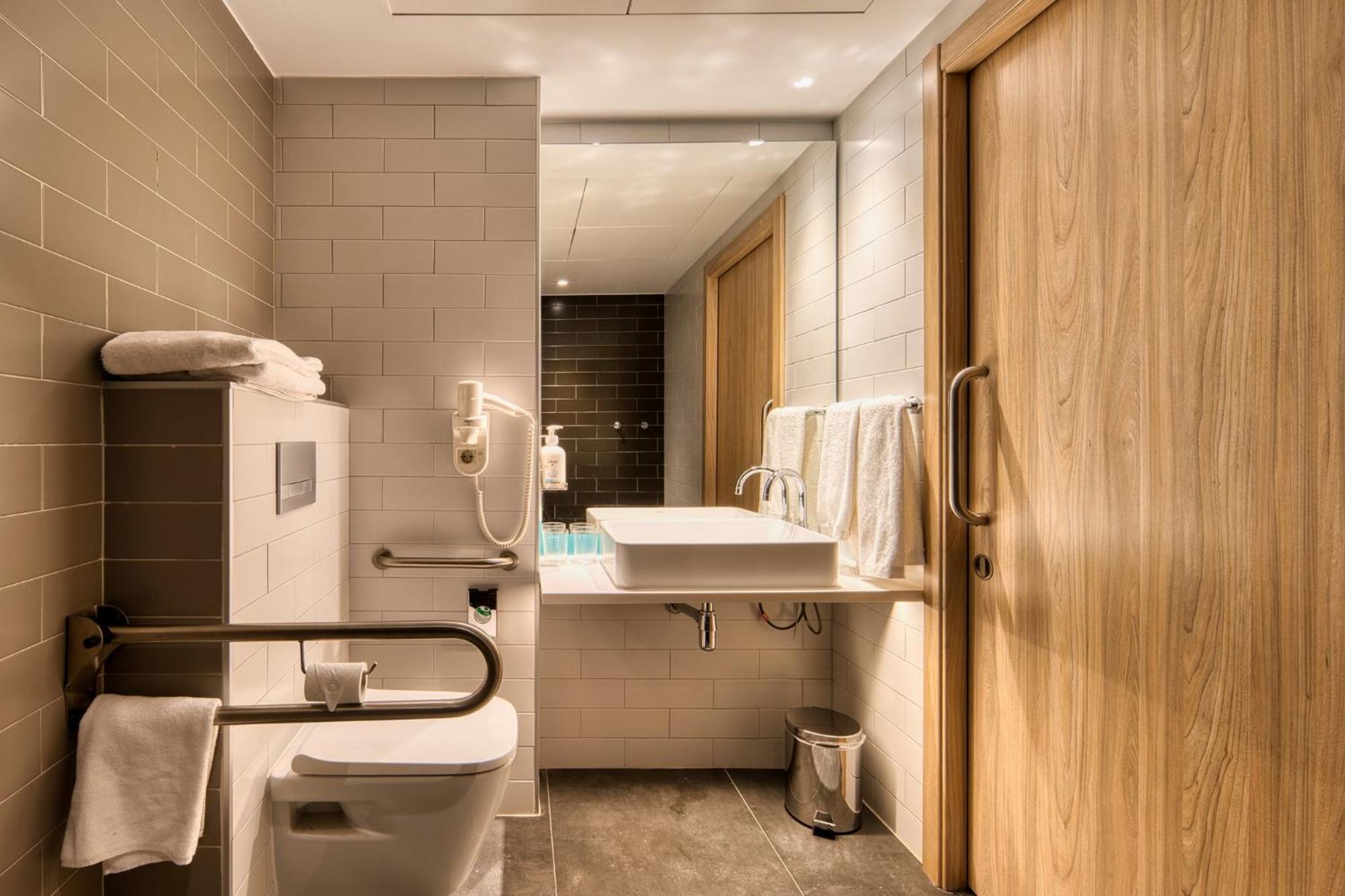 Holiday Inn Express - Madrid - Airport By Ihg Bagian luar foto